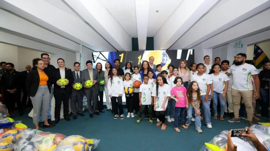 Materiais foram entregues pela primeira-dama Gracinha Caiado e autoridades - Foto Júnior Guimarães
