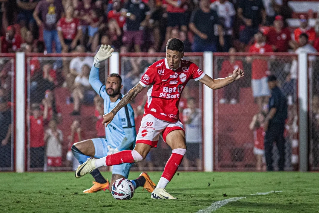 Gustavo Puskas fez o gol da vitória do Vila Nova (Foto - Roberto Corrêa)