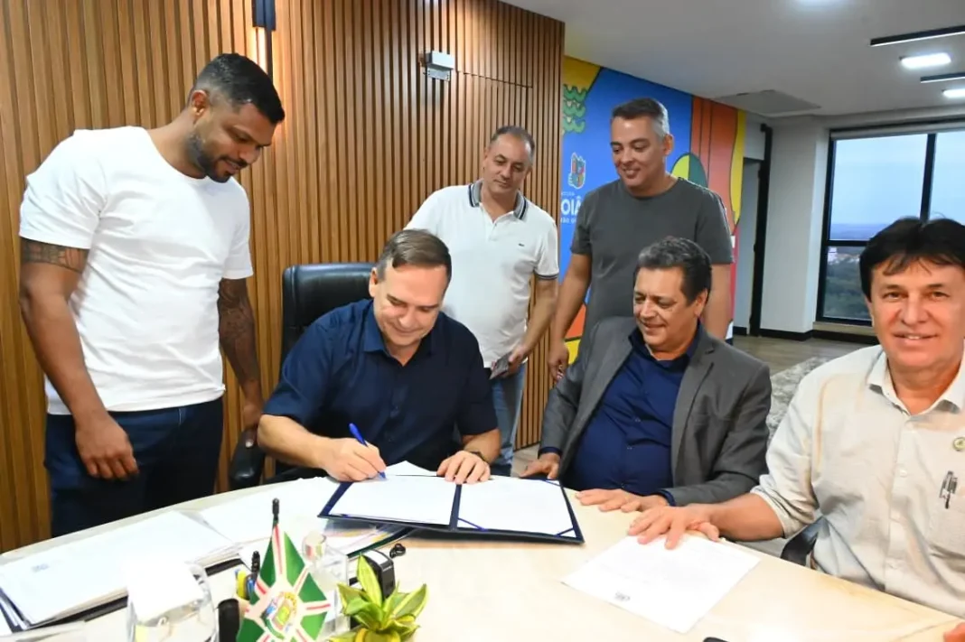 Prefeito Sandro Mabel acerta apoio para clubes goianienses (Foto - Alex Malheiros)