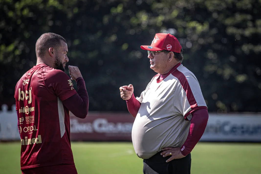 André Luís e o técnico Guto Ferreira (Foto - Roberto Corrêa / Vila Nova)
